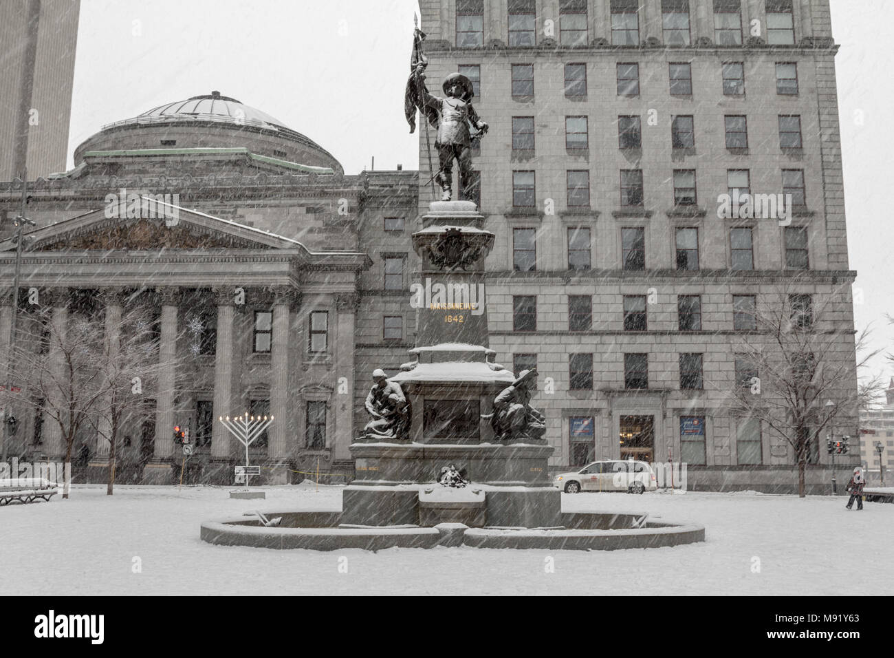 MONTREAL, Canada - 24 dicembre 2016: Maisonneuve monumento su place d'Armes piazza durante una tempesta di neve. Si tratta di un monumento dedicato a Maisonneuve, il Foto Stock