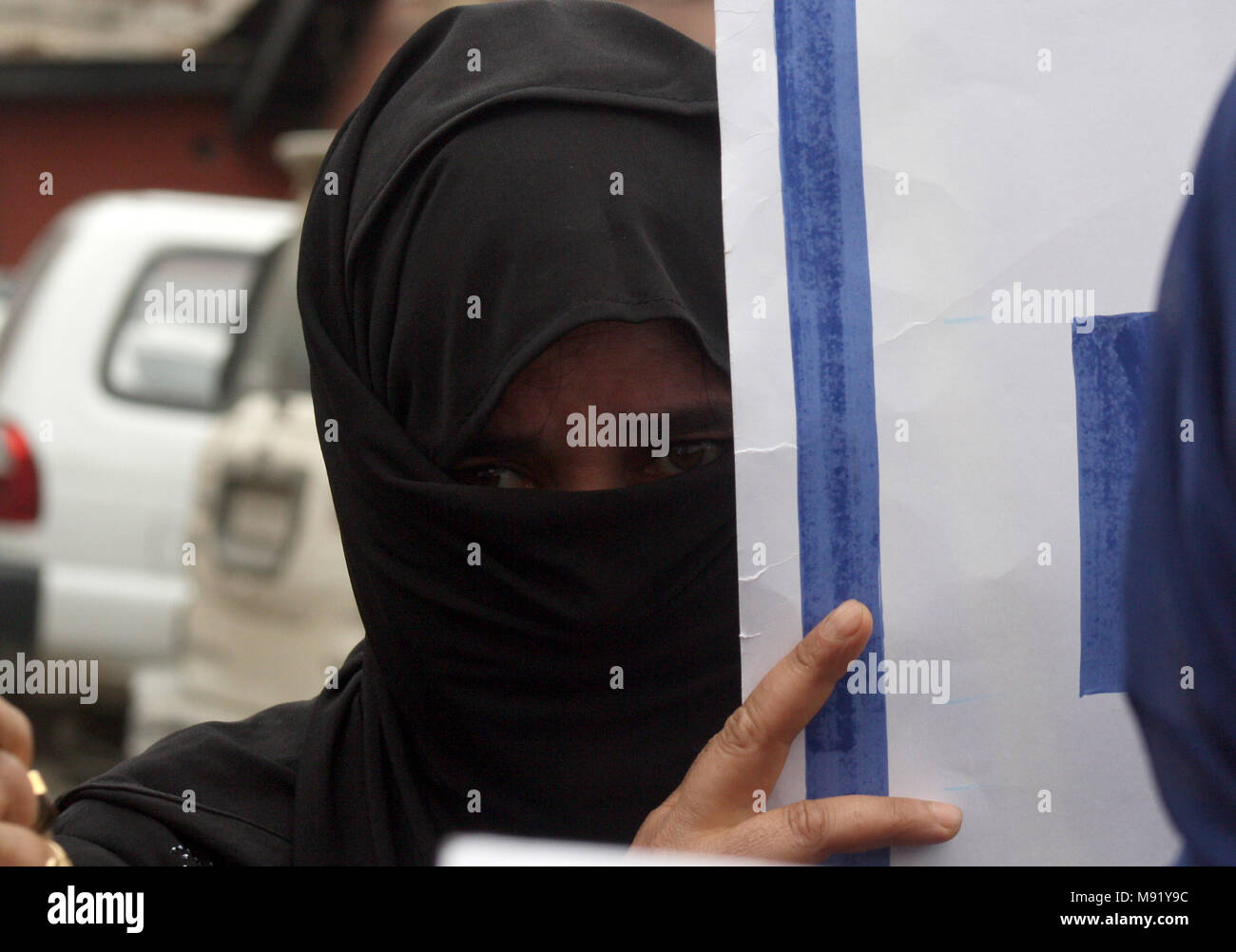 Srinagar Kashmir. Xxi Mar, 2018. Un membro del Kashmir Tehreek-e-Khawateen (KTK), donne gruppo separatista, tenendo cartelloni durante una manifestazione di protesta contro i massacri civili lungo la linea di controllo (LOC). Protestando KTK membri preteso fine a sgranare attraverso LoC lungo con la risoluzione della questione del Kashmir attraverso mezzi pacifici Credito: sofi suhail/Alamy Live News Foto Stock