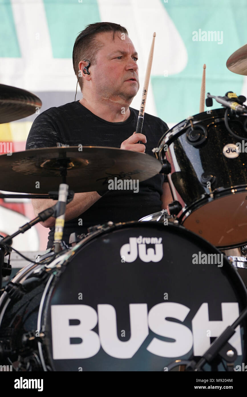 Fontana, CA, Stati Uniti d'America. 20 Mar, 2018. Musicista - ROBIN GOODRIDGE, batterista per la banda di Bush di eseguire dal vivo sul palco prima di iniziare la NASCAR Auto Club 400, Auto Club Speedway di Fontana, in California, Stati Uniti d'America, 19 marzo 2018. Immagine di credito cr Scott Mitchell/ZUMA Premere Credito: Scott Mitchell/ZUMA filo/Alamy Live News Foto Stock