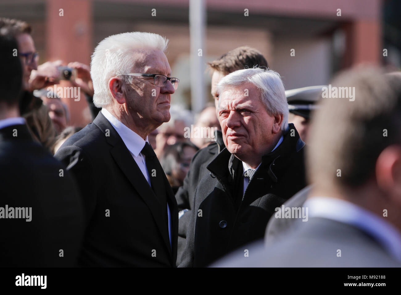 Mainz, Germania. Xxi Marzo 2018. Winfried Kretschmann (sinistra), il ministro-presidente del Baden-Württemberg, e Volker Bouffier, il ministro-presidente di Hesse, sono raffigurati al di fuori della cattedrale di Magonza. I funerali del Cardinale Karl Lehmann si è tenuta nella Cattedrale di Magonza, a seguito di una processione funebre dal Augustiner chiesa furono giaceva in riposo. Il Presidente tedesco Frank-Walter Steinmeier hanno assistito ai funerali come rappresentante dello Stato tedesco. Credito: Michael Debets/Alamy Live News Foto Stock