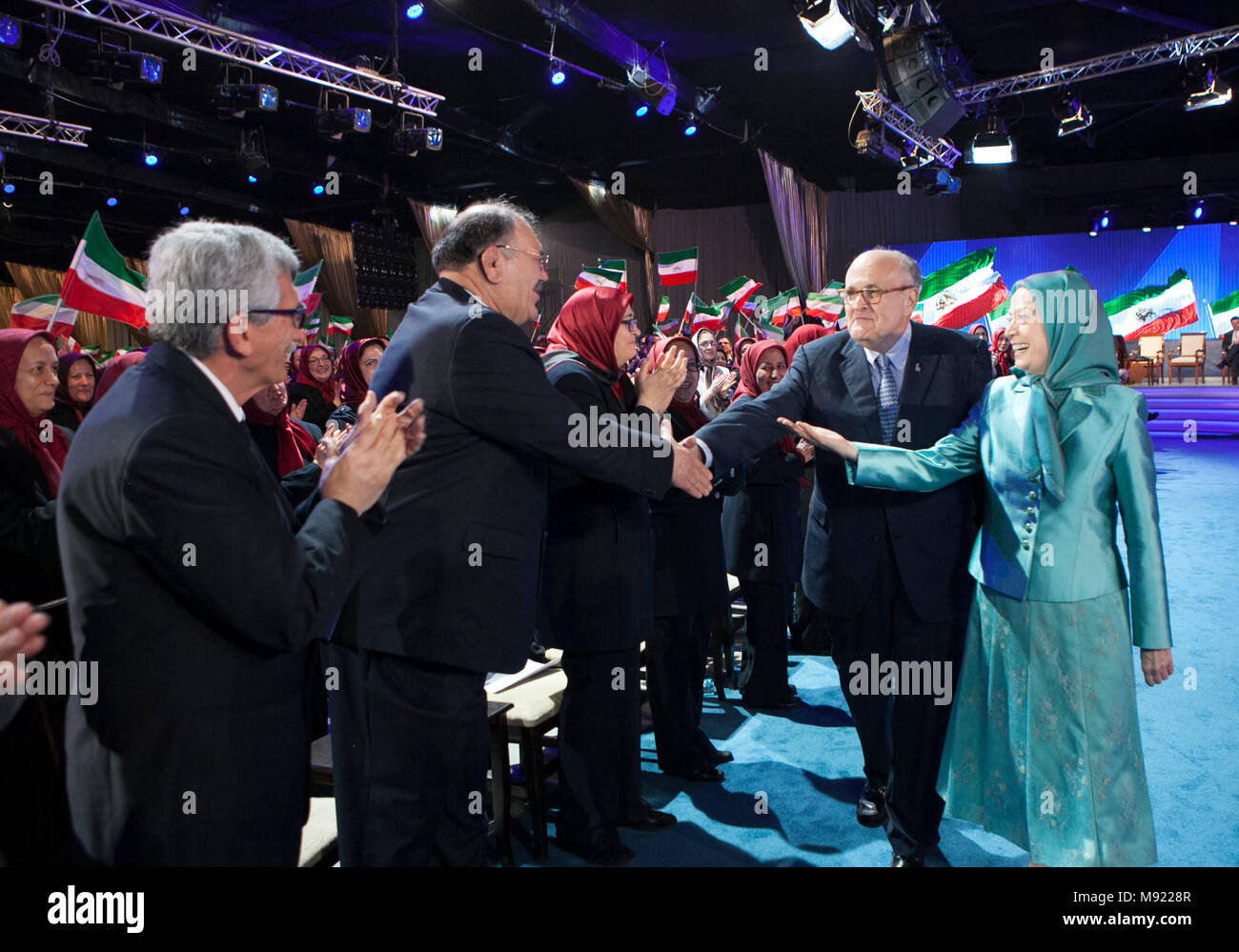 Tirana, Albania. 20 Mar, 2018. Maryam Rajavi, Rudy Giuliani, capodanno iraniano - Maryam Rajavi, Sindaco Rudy Giuliani, e un certo numero di politici albanesi figure hanno partecipato ad una cerimonia di capodanno iraniano, Nowruz, il 20 marzo 2018, a un incontro dei membri del popolo della Mojahedin Organizzazione dell'Iran (OMPI/MEK) in Albania. Credito: Siavosh Hosseini/Alamy Live News Foto Stock