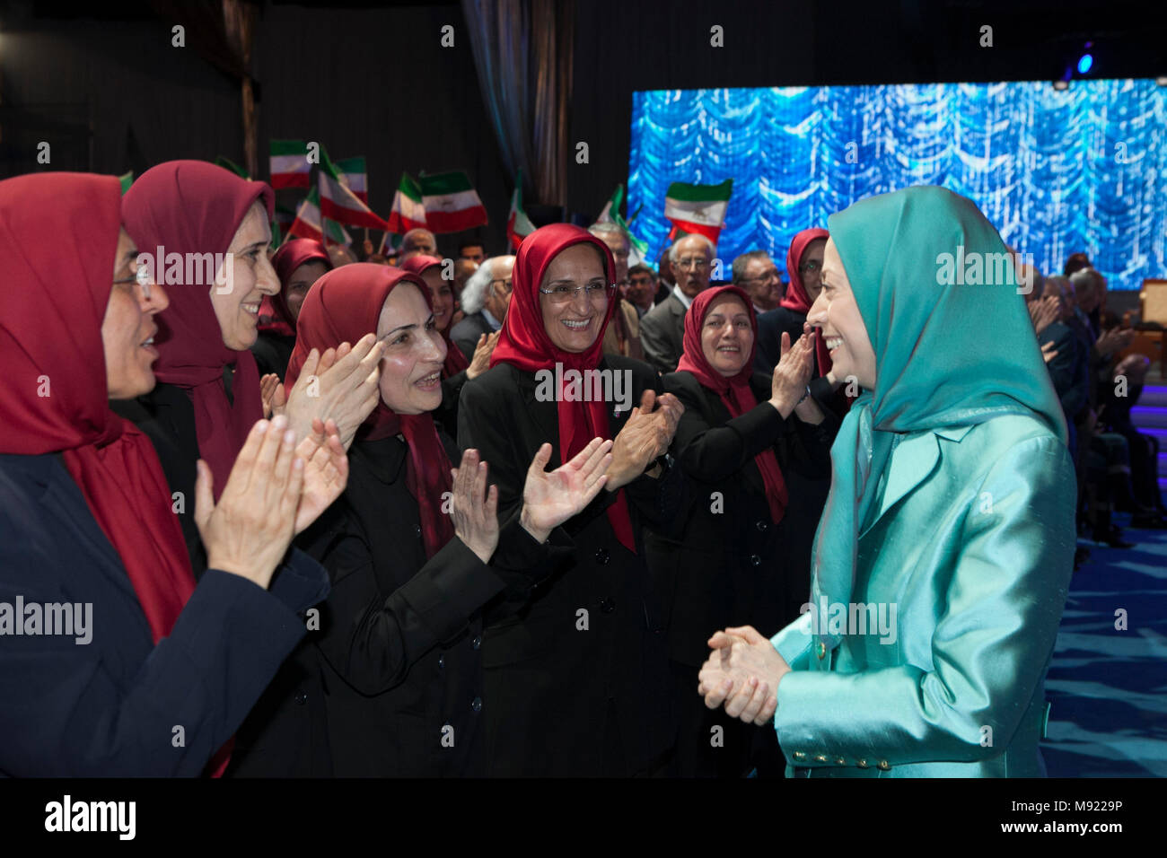 Tirana, Albania. 20 Mar, 2018. Maryam Rajavi, capodanno iraniano - Maryam Rajavi, Sindaco Rudy Giuliani, e un certo numero di politici albanesi figure hanno partecipato ad una cerimonia di capodanno iraniano, Nowruz, il 20 marzo 2018, a un incontro dei membri del popolo della Mojahedin Organizzazione dell'Iran (OMPI/MEK) in Albania. Credito: Siavosh Hosseini/Alamy Live News Foto Stock