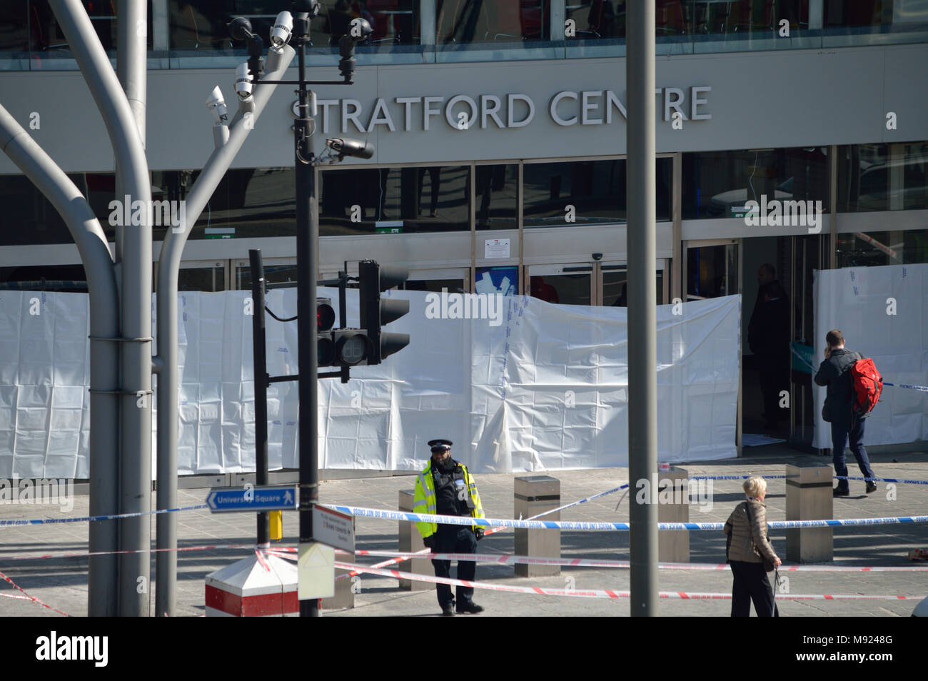 Londra, UK, 21 marzo 2018 cordone di polizia per l' assassinio di scena a Stratford Shopping center nella zona est di Londra -. Credito: un Christy/Alamy Live News. Foto Stock