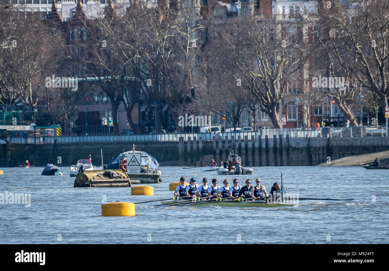 Putney, Londra, Regno Unito. Il 21 marzo 2018. Gara in barca Gita in pratica. Come preparazione per il Cancer Research UK Barca gare su 24 Marzo 2018 Università di Oxford Le donne della barca del Club equipaggio di blu di partecipare ad una gita in pratica sul Boat Race Tideway corso. Il coach Andy Nelder segue la barca la lista equipaggio:- OUWBC equipaggio blu). Prua:- Renée Koolschijn, 2) Katherine Erickson, 3) Juliette Perry, 4) Alice Roberts, 5) Morgan McGovern, 6) Sara Kushma, 7) Abigail Killen, corsa:- Beth Bridgman, Cox: Jessica Buck. Credito: Duncan Grove/Alamy Live News Foto Stock