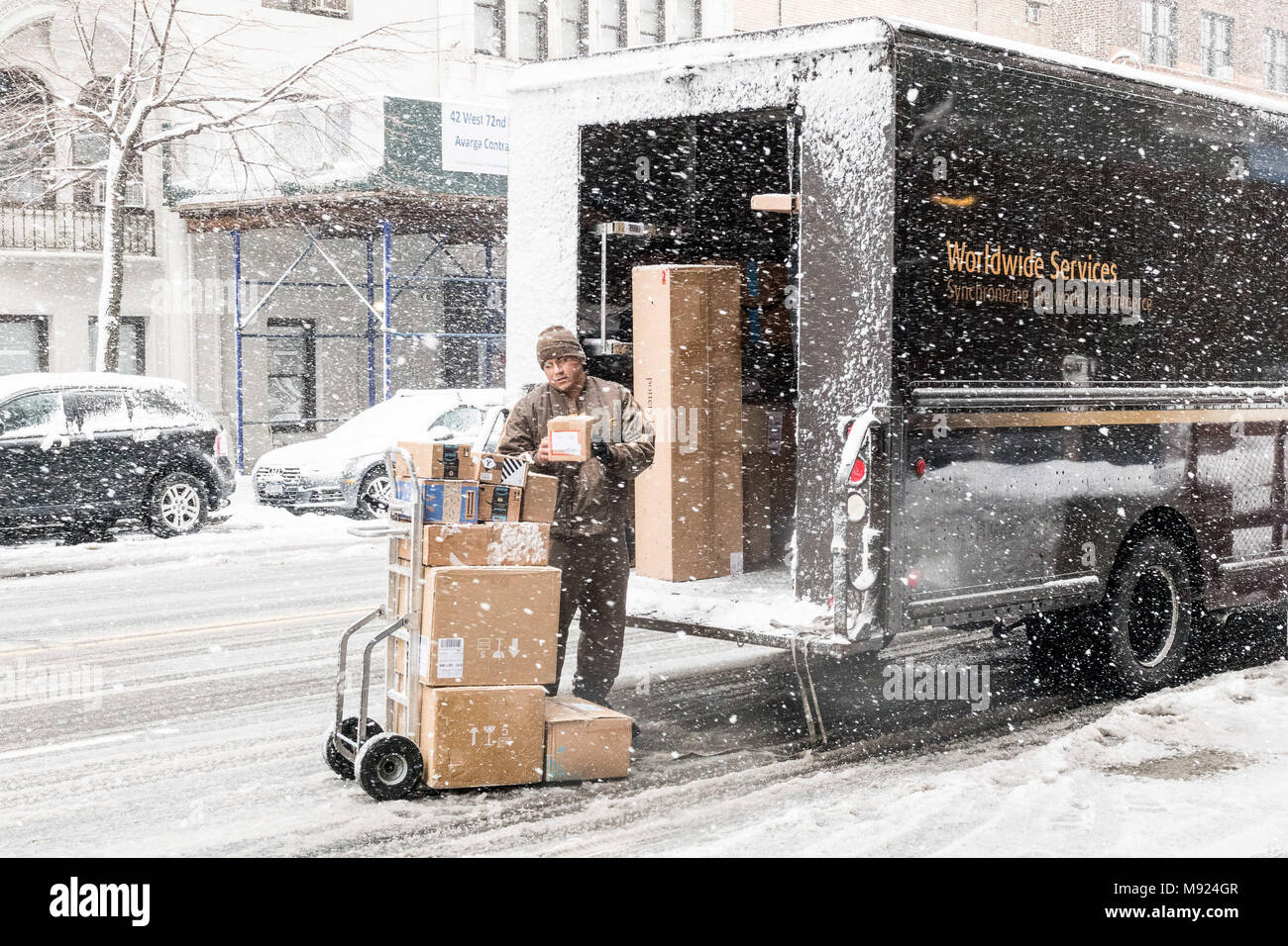 New York, NY, STATI UNITI D'AMERICA. Xxi Mar, 2018. Lo scarico di un UPS (United Parcel Service) carrello su West 72Street in una tempesta di neve in New York City.tempesta di neve Toby, sta lanciando una nuova ondata di neve a New York City come inizia a molla. La tempesta ha causato ingenti danni nel sud con grandine e venti forti e cicloni. Credito: Michael Brochstein SOPA/images/ZUMA filo/Alamy Live News Foto Stock