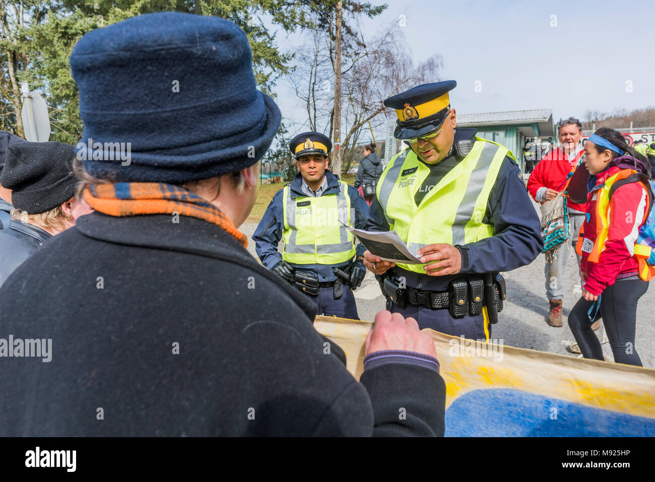 I dimostranti sono serviti con ingiunzione paper al blocco di ingresso al Kinder Morgan Oleodotto Terminale, Burnaby Mountain, Burnaby, British Columbia, Canada Foto Stock