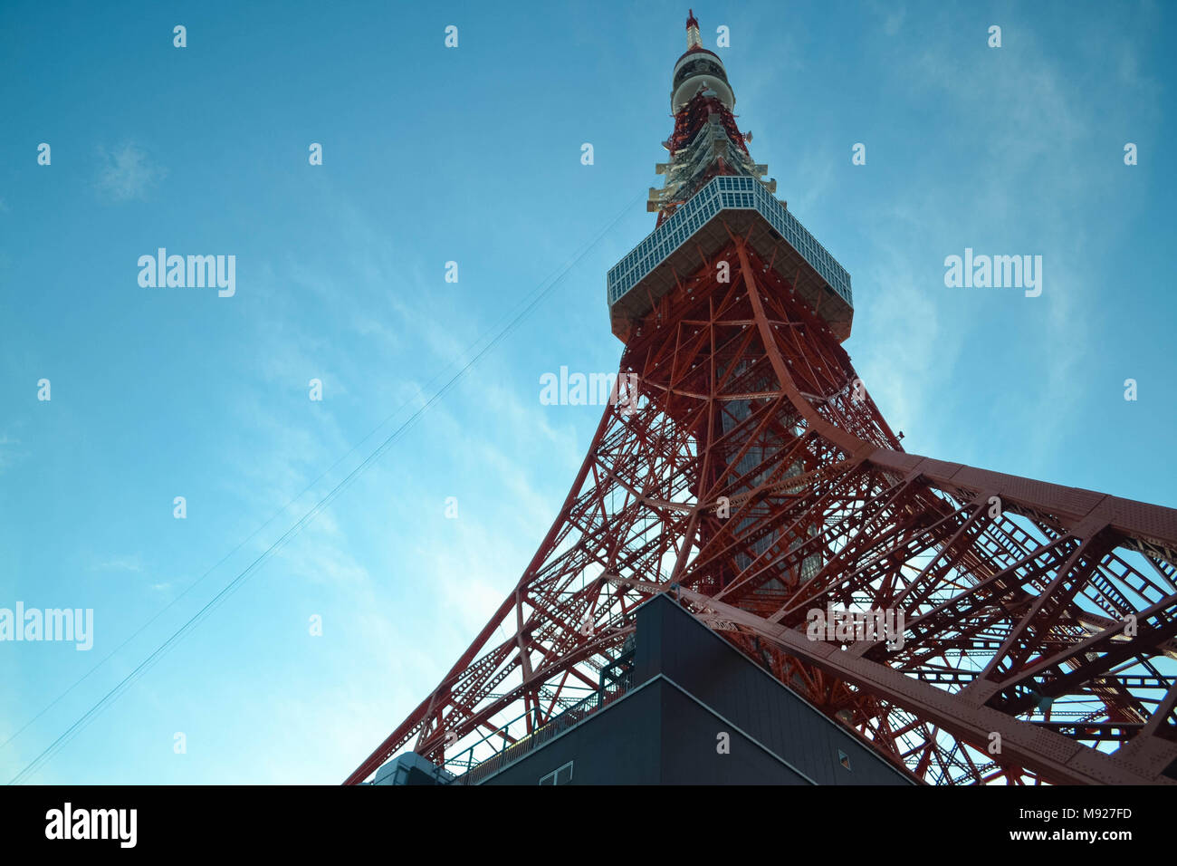 Tokyo, Tokyo, Cina. 22 Mar, 2018. Tokyo, Giappone-22 Marzo 2018: la Torre di Tokyo è una comunicazione e torre di osservazione a Shiba-koen distretto di Minato, Tokyo, Giappone. A 332.9 metri (1.092 ft), è il secondo edificio più alto in Giappone. La struttura è una Torre Eiffel-ispirato torre tralicciata che è dipinto di bianco e arancione internazionale per conformarsi con aria norme di sicurezza. Costruito nel 1958, la torre le principali fonti di reddito sono il turismo e l'antenna leasing. Credito: SIPA Asia/ZUMA filo/Alamy Live News Foto Stock