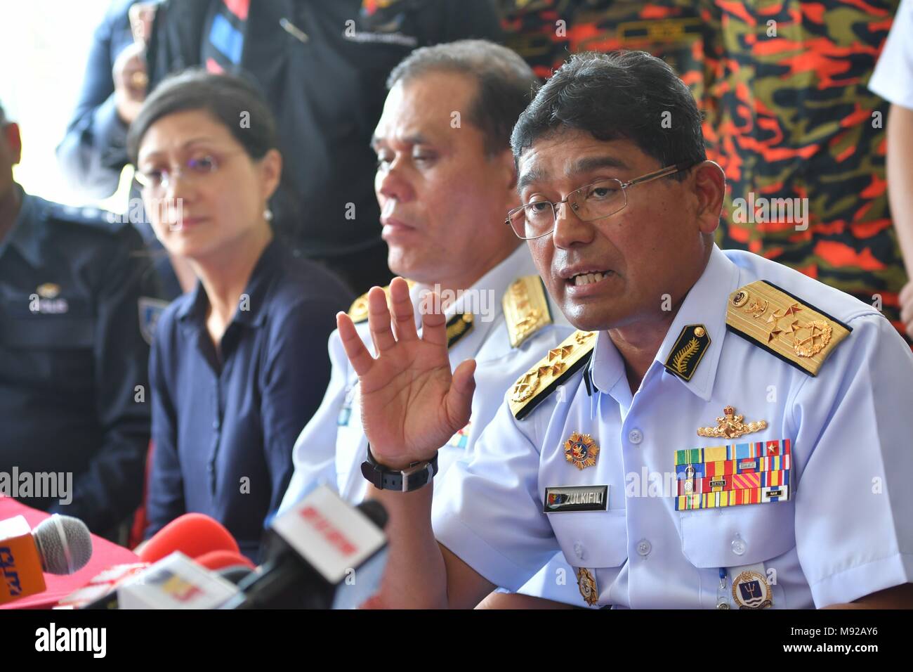 (180322) -- MUAR(Malesia), 22 marzo 2018 (Xinhua) -- Zulkifili Abu Bakar (R), capo del Malaysian Maritime Enforcement Agency (MMEA), parla nel corso di una conferenza stampa a parit Jawa a sud dello Stato Malese di Johor, il 22 marzo 2018. I subacquei sono state distribuite mentre aria pompata nella sabbia draga che ribaltati nelle acque al largo della Malaysia in stretto di Malacca per la ricerca e il salvataggio delle mancano i membri dell'equipaggio, dei funzionari ha detto giovedì. Malaysian ha avviato operazioni di ricerca e soccorso dopo un dragaggio di sabbia nave capovolta mercoledì nelle acque al largo delle sue southern Johor Stato, lasciando a leas Foto Stock