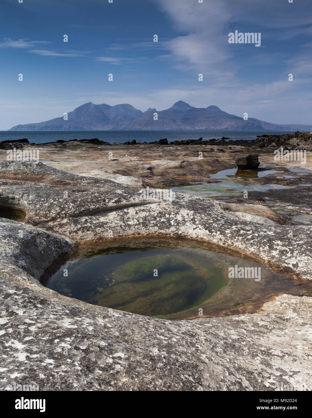 Le montagne dell'isola di Rum dalla baia di Laig sull'Isola di Eigg, Ebridi Interne, Scotland, Regno Unito. Foto Stock