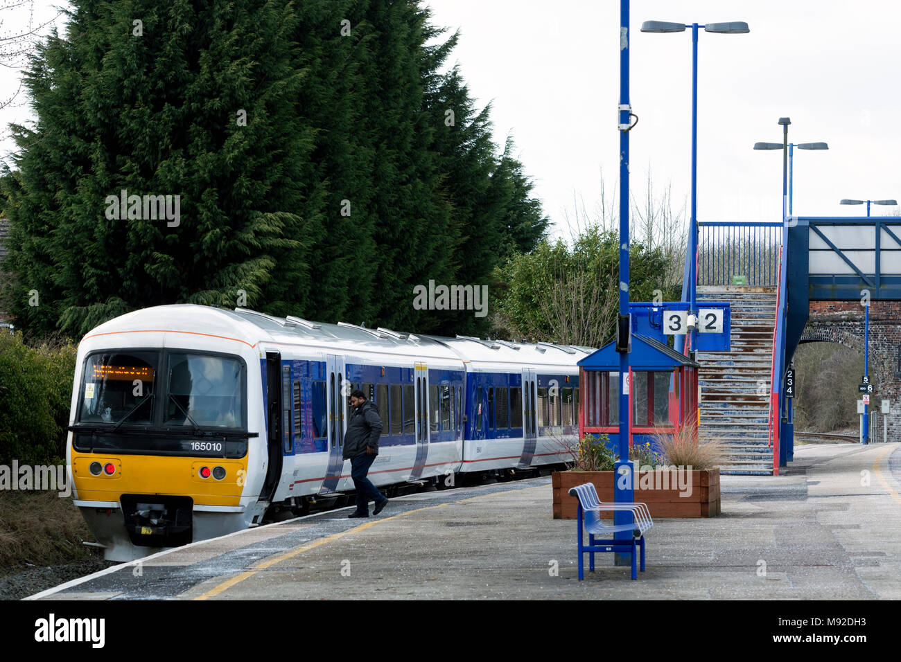 Una classe 165 Chiltern Railways treno alla stazione Hatton, Warwickshire, Regno Unito Foto Stock