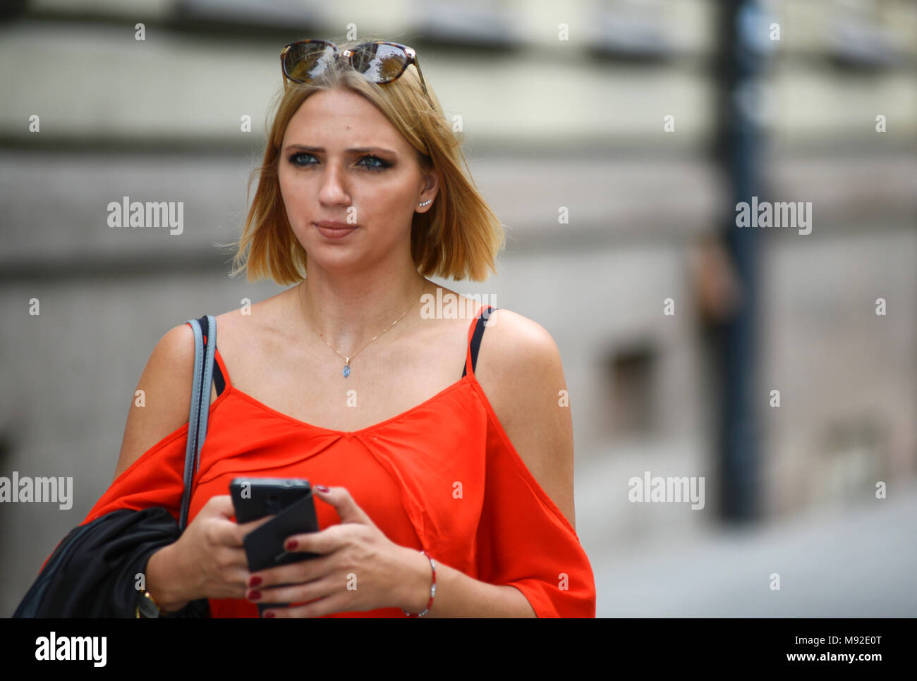 Bionda lituana ragazza camminare per le strade di Vilnius Foto Stock