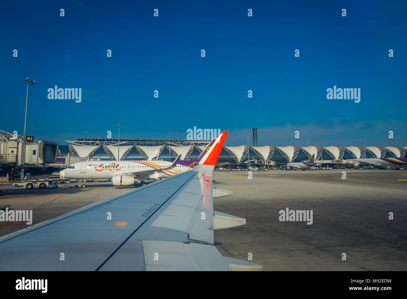 BANGKOK, Tailandia - 01 febbraio 2018: bella vista esterna di aeromobili commerciali di attendere per il decollo all'aeroporto internazionale di Bangkok a Bangkok, in Thailandia Foto Stock