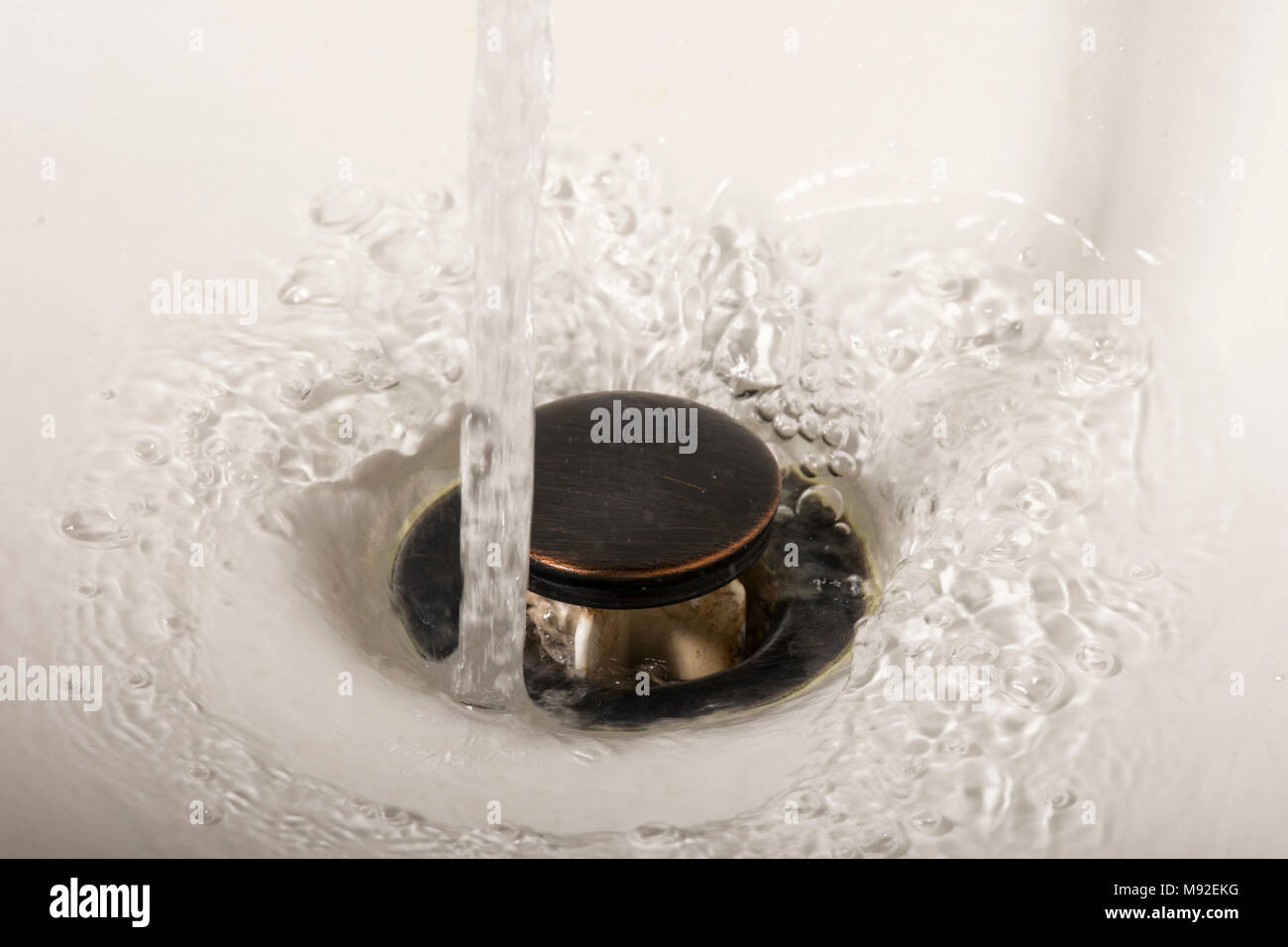 Acqua andando giù il pozzo in un bacino dissipatore Foto Stock