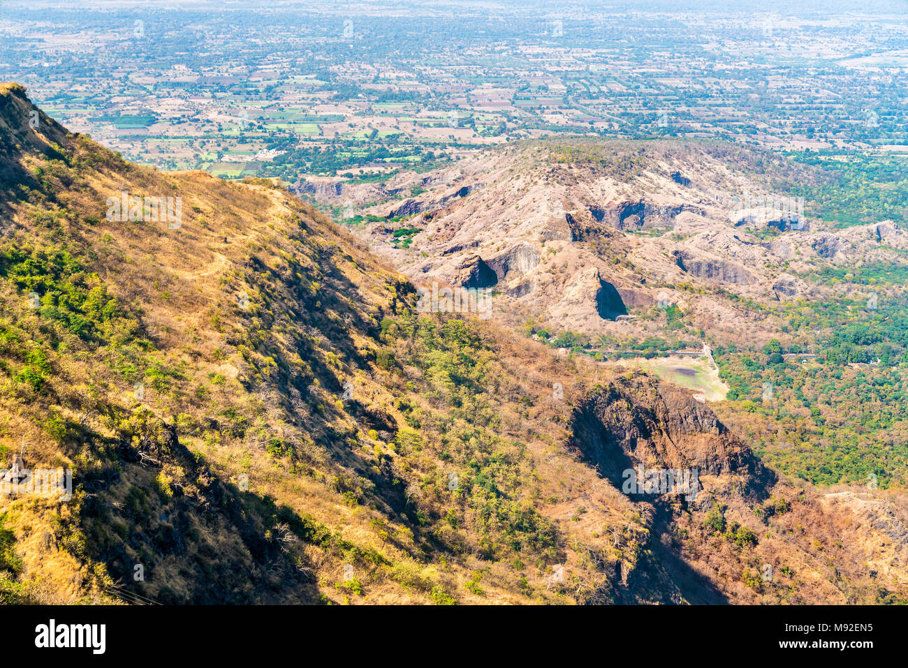 Paesaggio di Champaner-Pavagadh heritage site dalla collina di Pavagadh. Gujarat, stato dell India occidentale Foto Stock