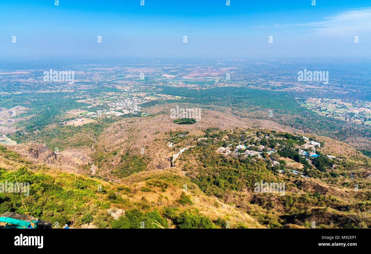Panorama di manchi Haveli Villaggio Champaner e storica città di Pavagadh Hill. Gujarat, stato dell India occidentale Foto Stock
