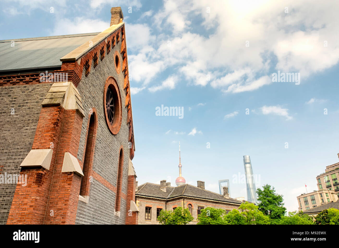 La ex chiesa di mattoni appartamenti sulla strada yuanmingyuan sul lato puxi nella città di Shanghai in Cina. Foto Stock