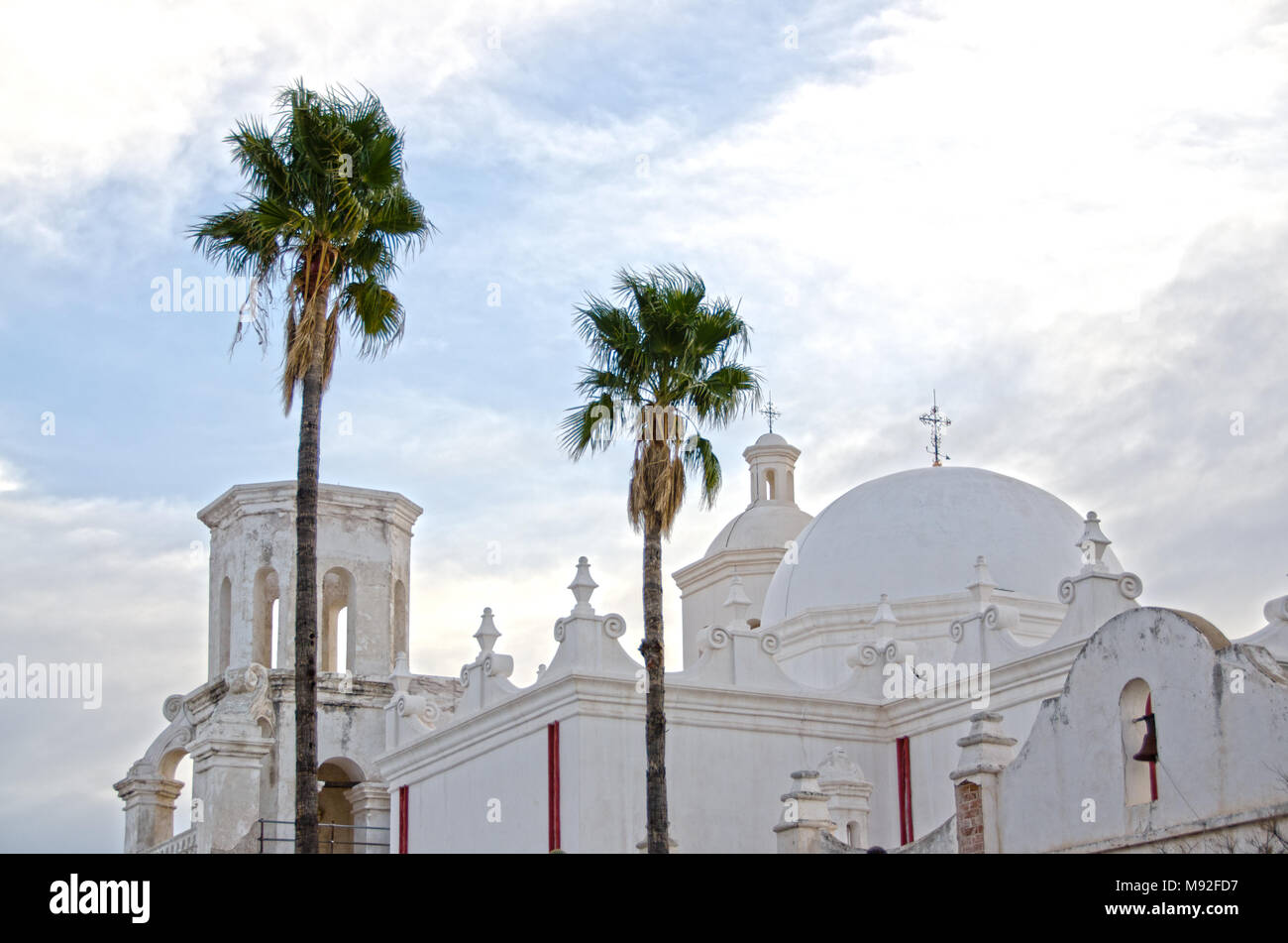 Il San Xavier del Bac missione sorge sul Tohono O'odham Reservaton indiano vicino a Tucson, Arizona. Foto Stock