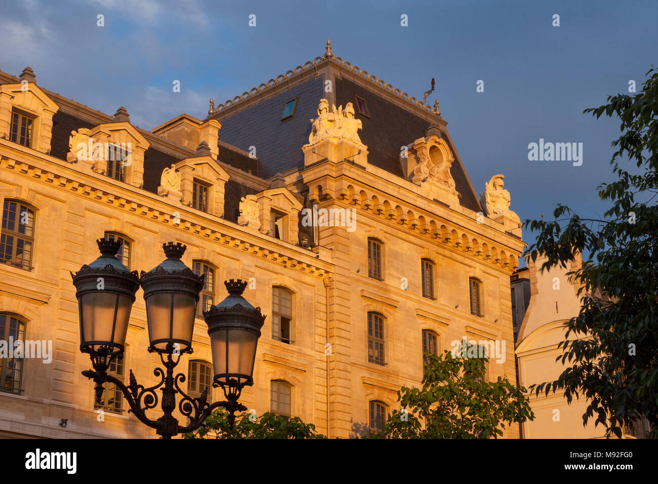 Alba la luce del sole su la Préfecture de Police - Polizia di Stato edificio sulla Ile de la Cite, Parigi, Francia Foto Stock