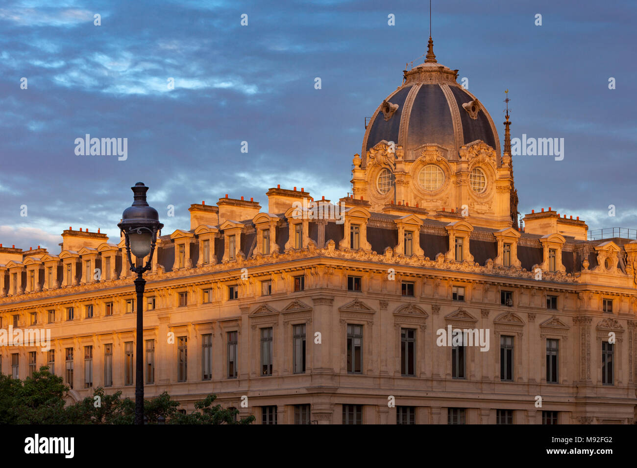 Alba la luce solare sulla Greffe du Tribunal de Commerce de Paris - il tribunale commerciale edificio sulla Ile de la Cite, Parigi, Francia Foto Stock