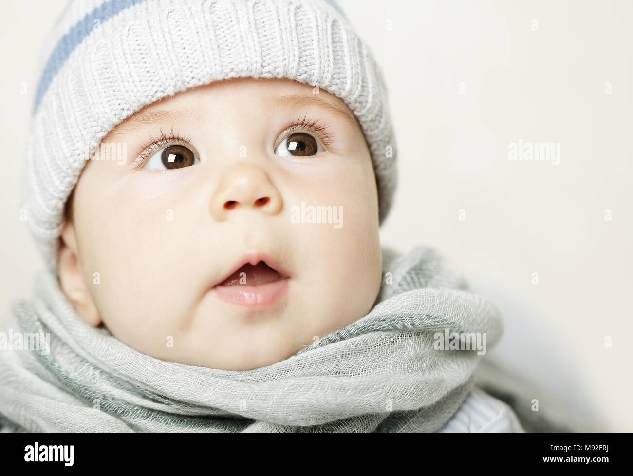 Baby guardando in alto, faccia closeup Foto Stock