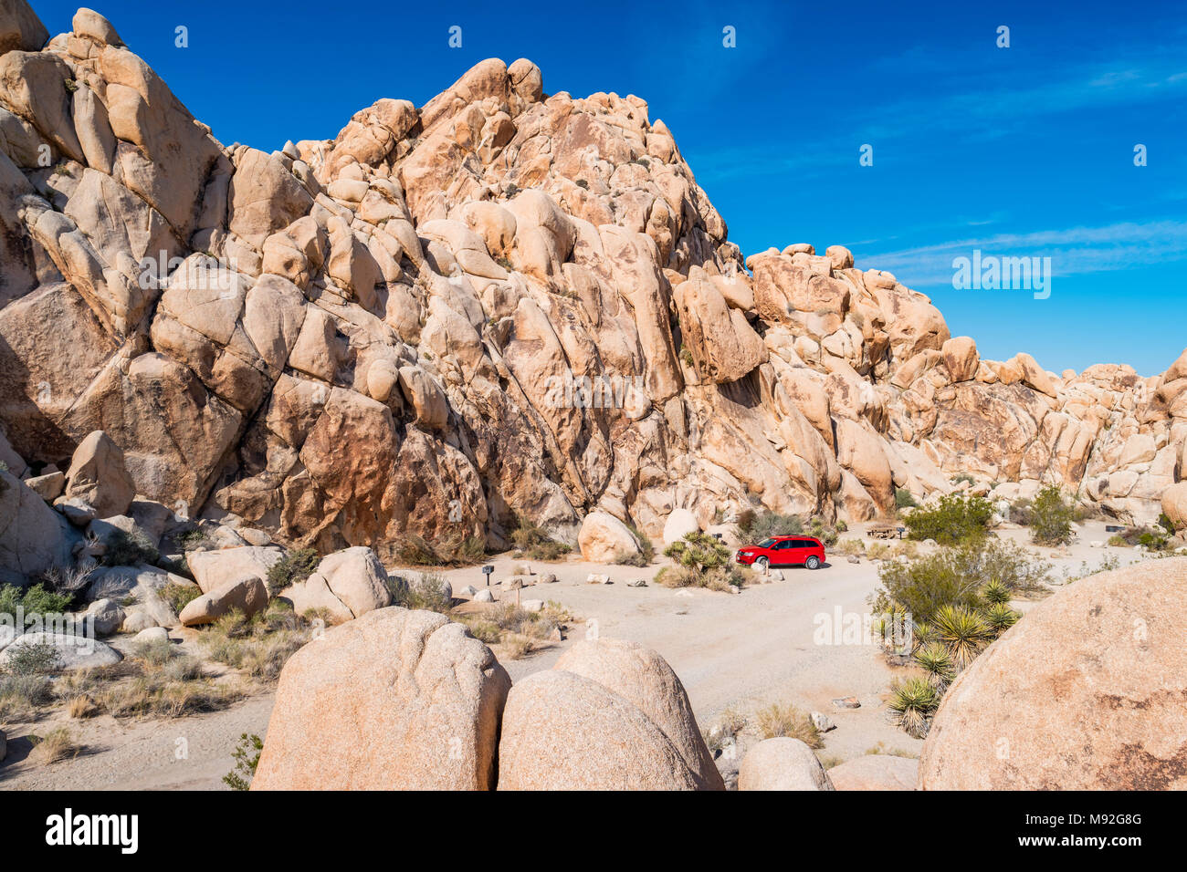 Dodge Journey SUV parcheggiato in un campeggio all'Indian Cove Campeggio a Joshua Tree National Park in California USA Foto Stock