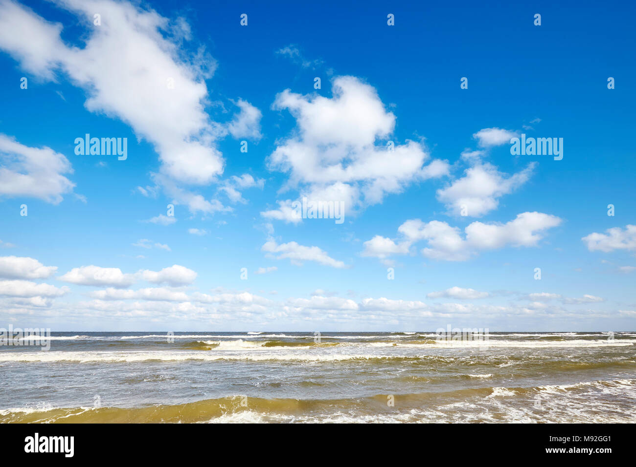 Il cielo blu con nuvole sopra un mare. Foto Stock