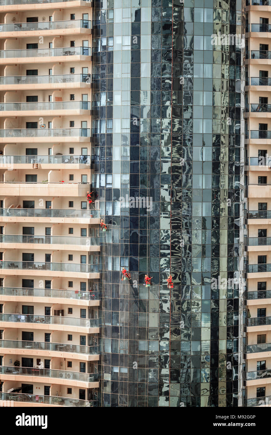 Equipaggio di manutenzione è la pulizia di vetri di un grattacielo a Dubai, Emirati arabi uniti Foto Stock