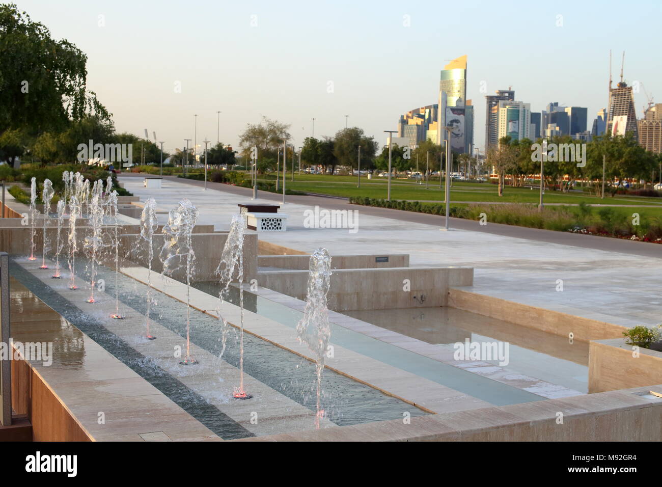 Parco di BIDDA, Doha, Qatar - 21 Marzo 2018: Vista di fontane nella nuova apertura Bidda Park nel centro del Qatar la capitale, con città lontana skyine. Foto Stock