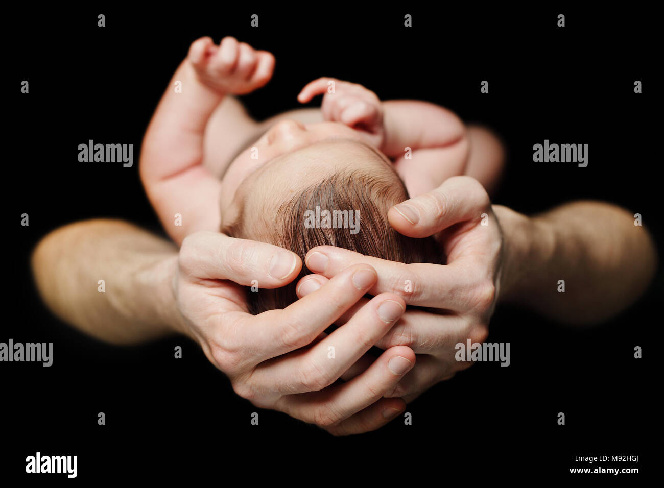 Mani maschio con baby - amore parentale e cura Foto Stock