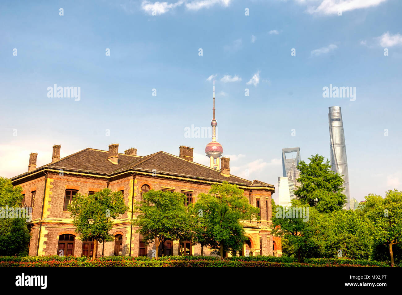 La ex chiesa di mattoni appartamenti sulla strada yuanmingyuan sul lato puxi nella città di Shanghai in Cina con i punti di riferimento da Lujiazui in background. Foto Stock