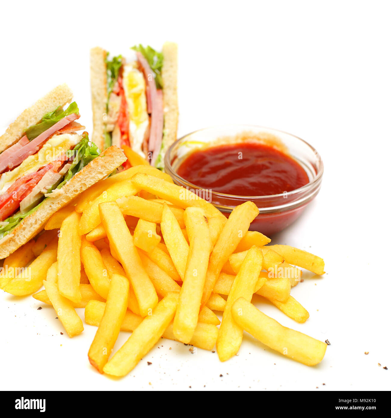 Club Sandwich con patatine e salsa rossa Foto Stock