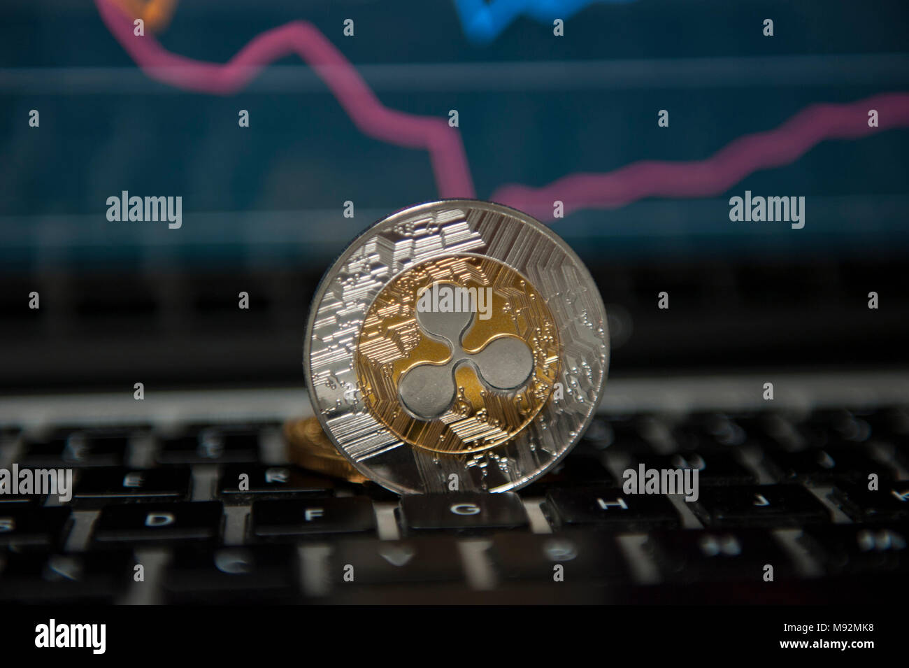 Ripple monete cryptocurrency visto di fronte il mercato azionario grafici Foto Stock