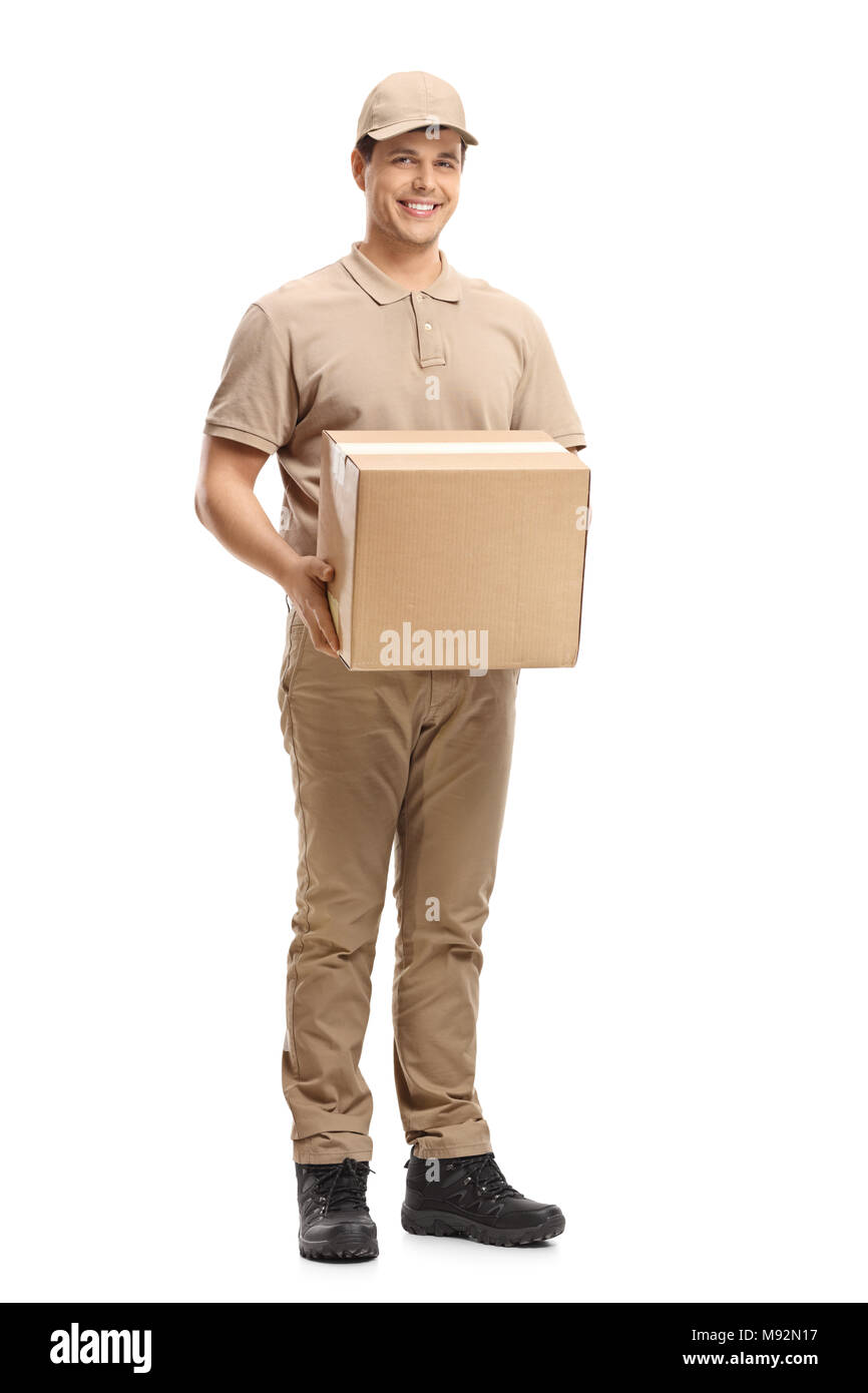 A piena lunghezza Ritratto di un delivery guy tenendo un pacchetto isolato su sfondo bianco Foto Stock