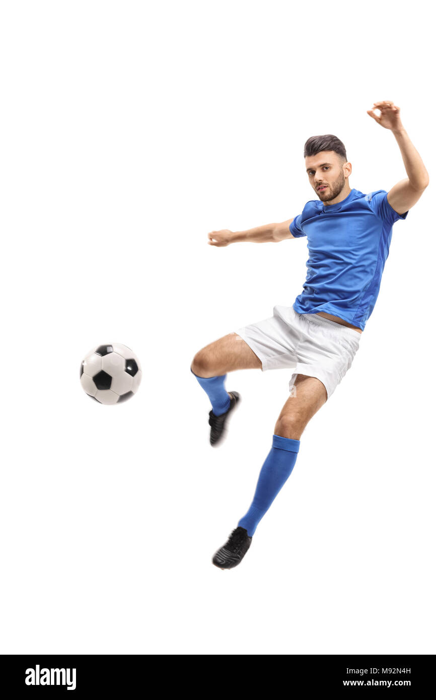 Maschio di giocatore di calcio calci un calcio a mezz aria isolata su sfondo bianco Foto Stock
