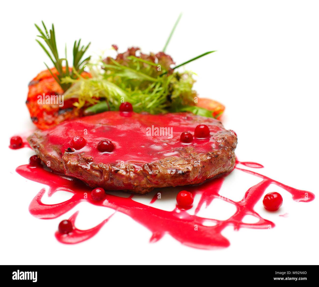 Il cibo gourmet - bistecca alla griglia in salsa rossa Foto Stock