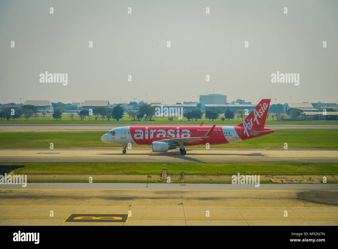 BANGKOK, Tailandia - 01 febbraio 2018: bella vista esterna di aeromobili commerciali di attendere per il decollo all'aeroporto internazionale di Bangkok in Thailandia, è il fulcro delle compagnie aeree a basso costo in Bangkok Foto Stock