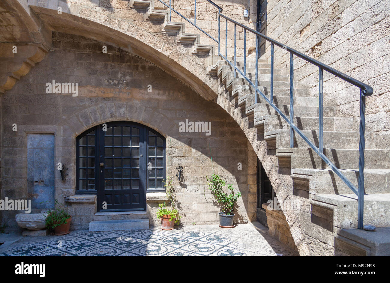 Arrotondato scalinata in pietra nella fortezza di Rodi, Grecia Foto Stock
