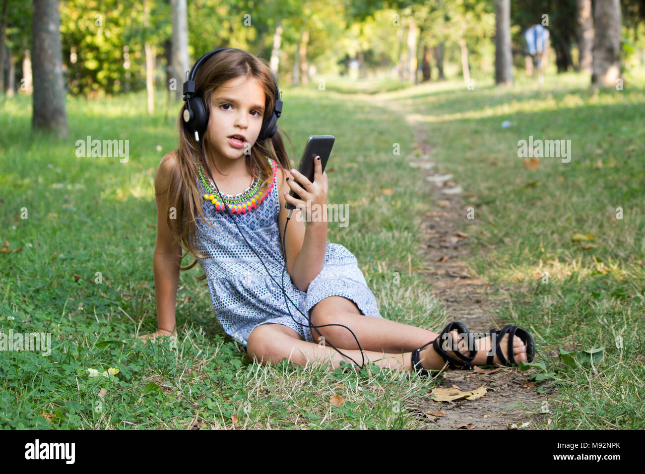 Ritratto così carino bambina listenning music Foto Stock