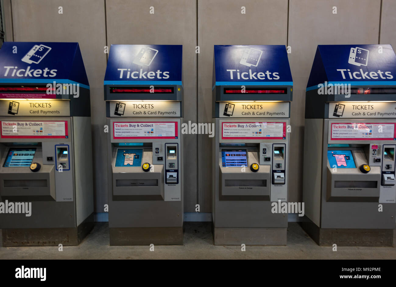 Una fila di macchine di biglietteria automatica o pass di viaggio gruppi erogatori a London Bridge stazione ferroviaria. Treno costi le tariffe per i pendolari in treno per Londra. Foto Stock