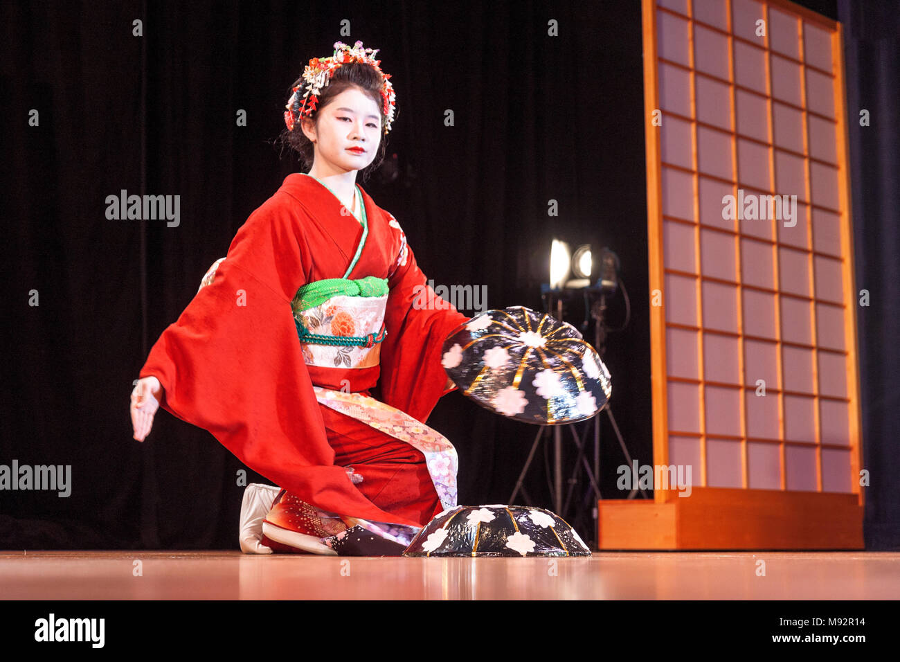 Praga - 19 novembre: giovane donna asiatica esegue la tradizionale danza giapponese Japanase durante la settimana del 19 novembre 2017 a Praga, Repubblica Ceca. Foto Stock