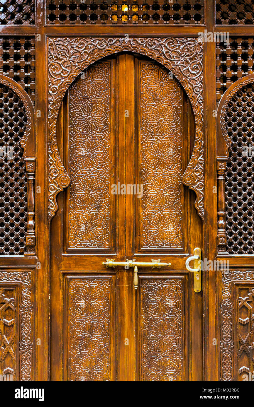 Scolpiti ornano porta di legno nella medina (città vecchia) di Marrakesh, Marocco Foto Stock