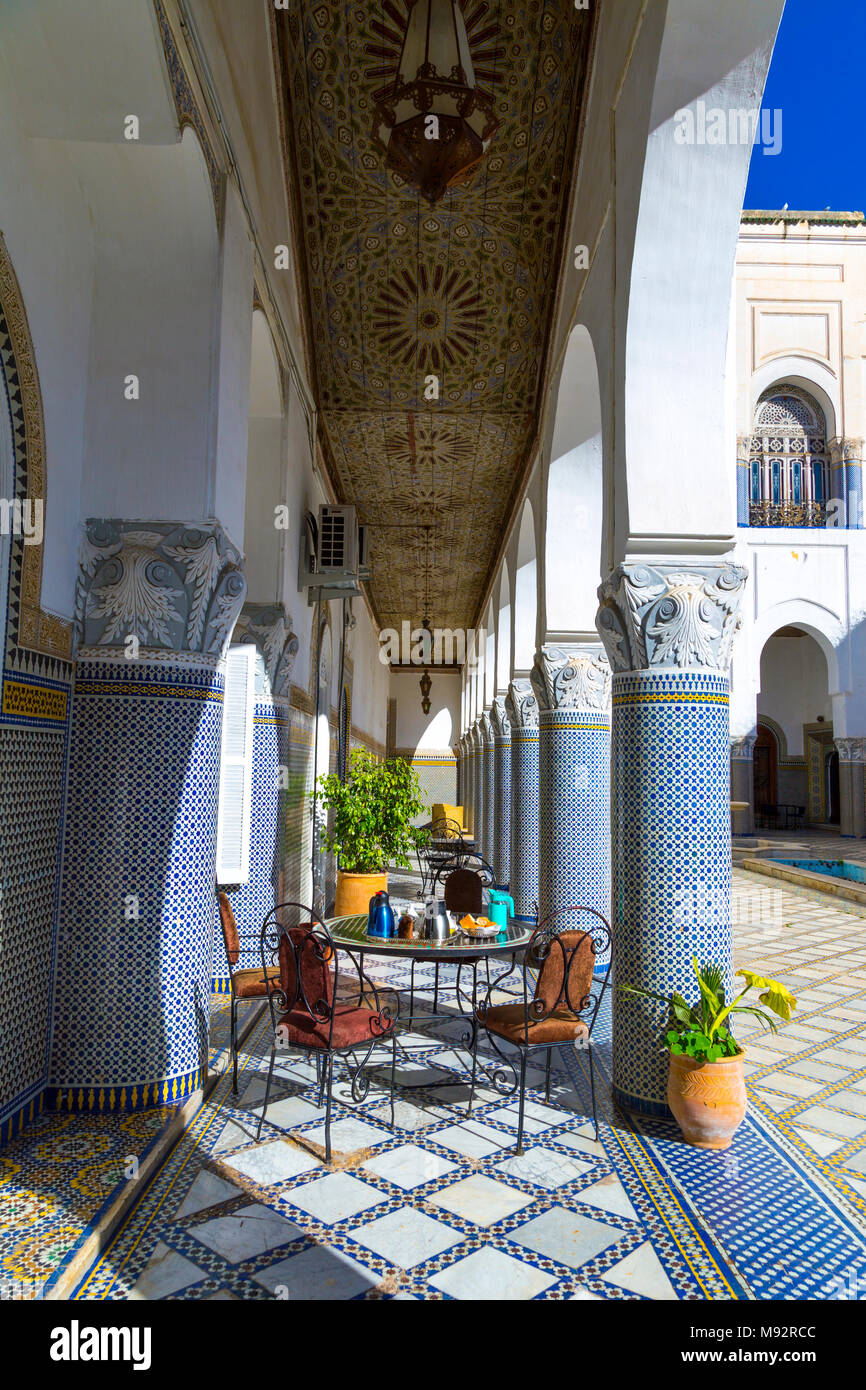 Al fresco e tavolo per la colazione in un palazzo Marocchino, Palais El Mokri, Fes, Marocco Foto Stock