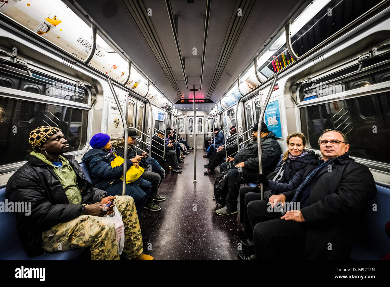 Pendolari nel vagone della metropolitana a New York sistema di metropolitana Foto Stock