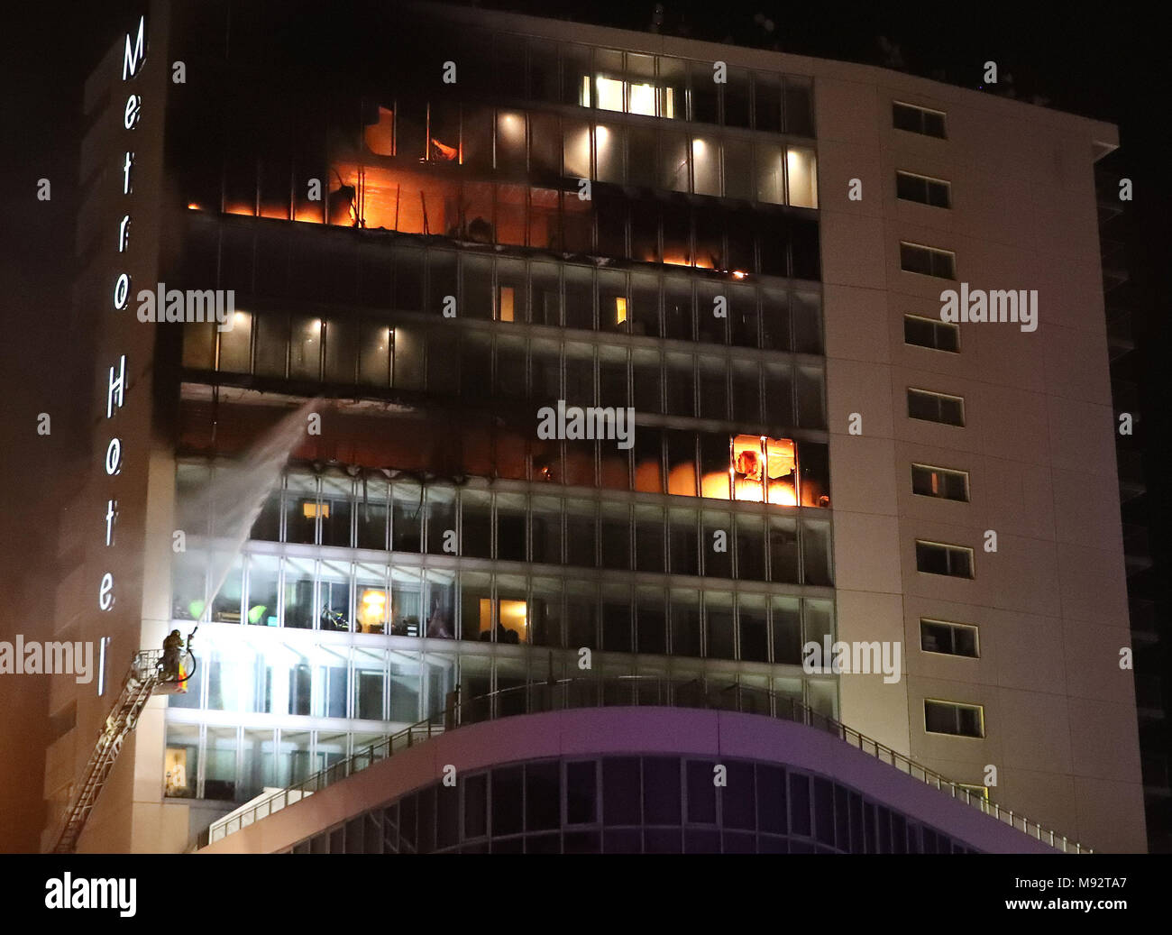 Un incendio al Metro Hotel vicino Aeroporto di Dublino sul lato nord della città. Foto Stock