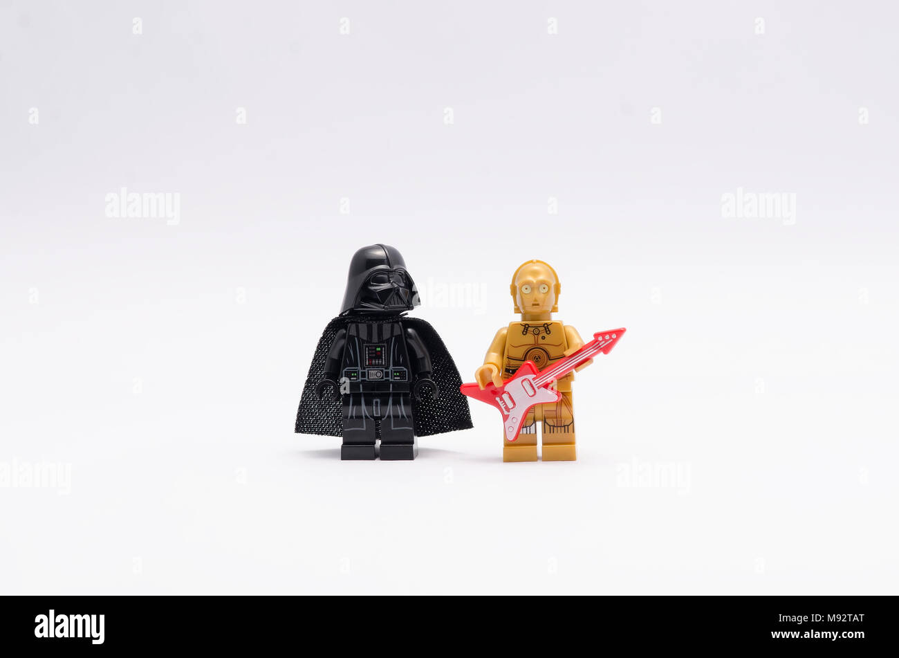 Lego Darth Vader con c3p0 tenendo una chitarra isolato su sfondo bianco. Foto Stock