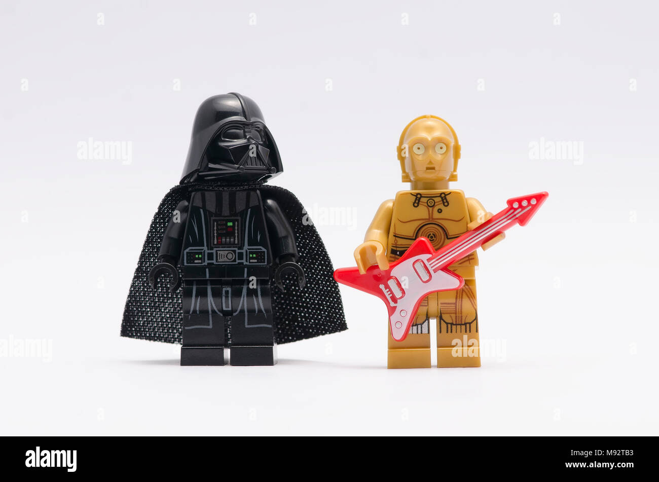 Lego Darth Vader con c3p0 tenendo una chitarra isolato su sfondo bianco. Foto Stock