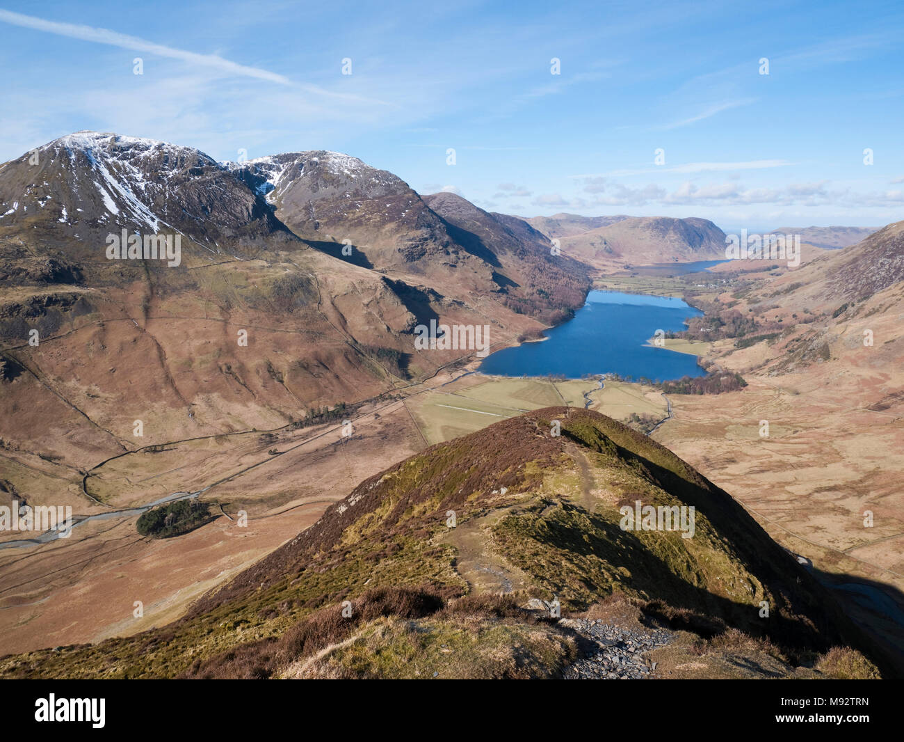 Vista Buttermere & Crummock acqua dal bordo Fleetwith su Fleetwith Pike. Il Buttermere Fells salire a sinistra mentre Mellbreak sorge oltre il Crummock acqua Foto Stock