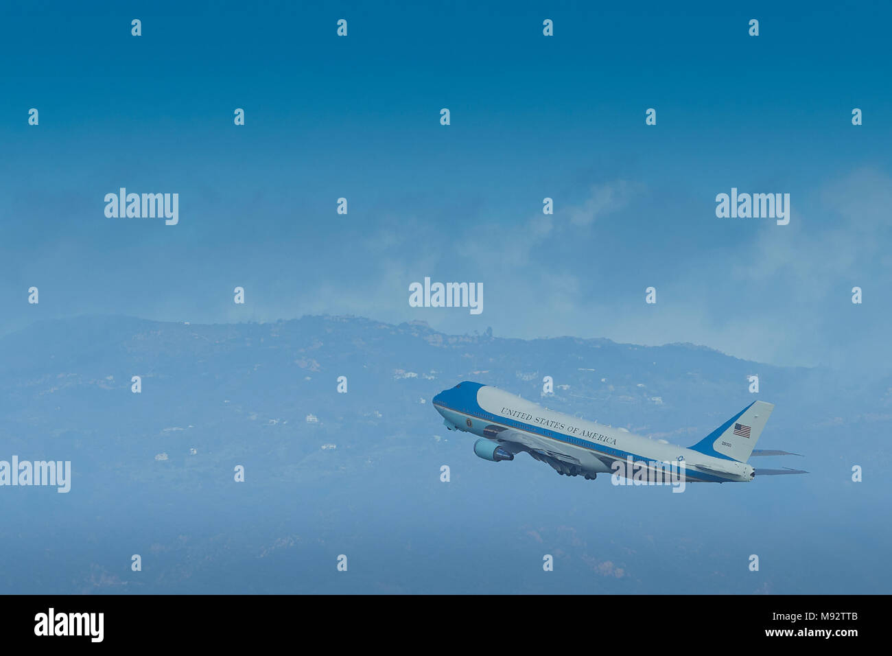 Air Force One, arrampicata di distanza dall'Aeroporto Internazionale di Los Angeles LAX, portante Presidente Trump a St Louis. 14 Marzo 2018 Foto Stock