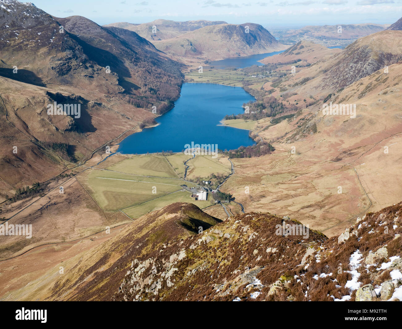 Vista Buttermere & Crummock acqua dal bordo Fleetwith su Fleetwith Pike. Il Buttermere Fells salire a sinistra mentre Mellbreak sorge oltre il Crummock acqua Foto Stock