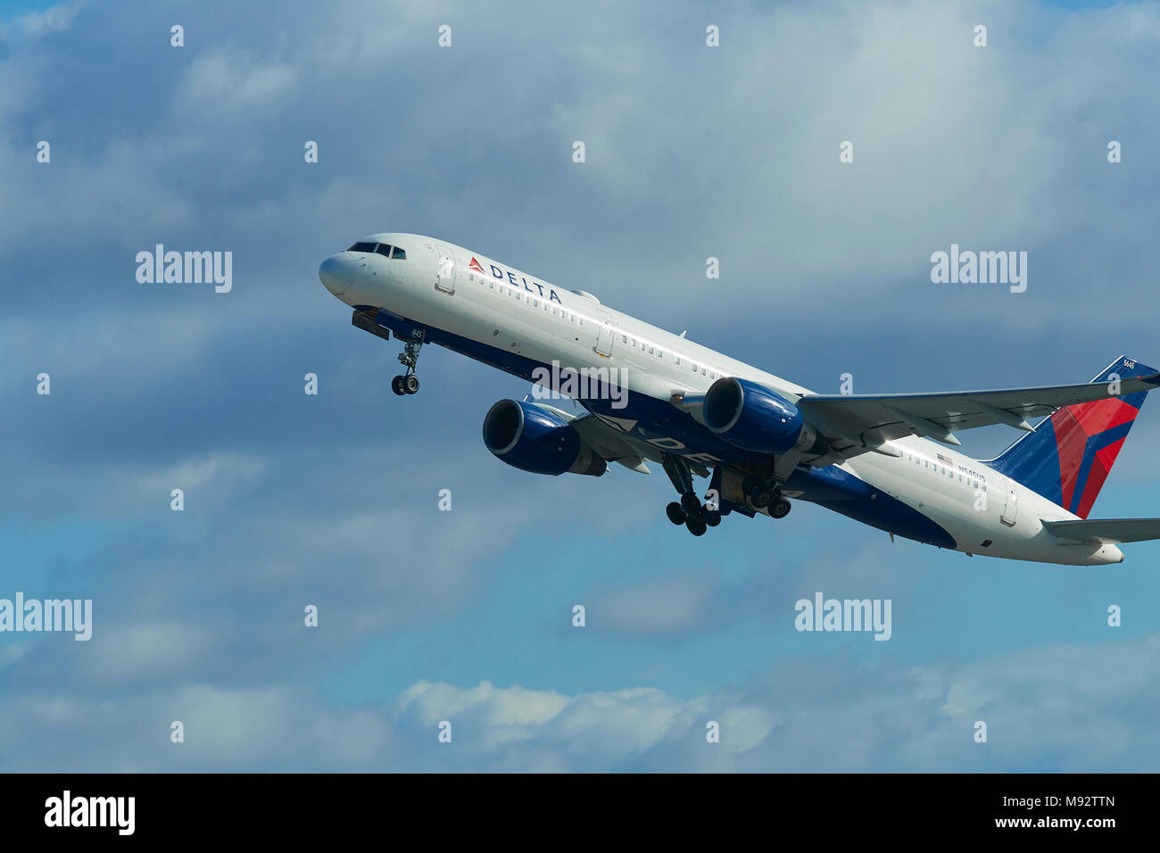 Delta Air Lines Boeing 757 aereo Jet, arrampicata di distanza dall'Aeroporto Internazionale di Los Angeles LAX, California, Stati Uniti d'America. Foto Stock
